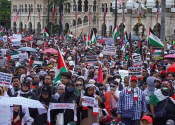 RAKYAT Malaysia harus mengetepikan perbezaan fahaman politik dan agama dengan tampil menyalurkan bantuan dalam usaha menyelamatkan nilai kemanusiaan  yang dijangka terkubur dalam konflik Israel-Palestin. –UTUSAN/AMIR KHALID