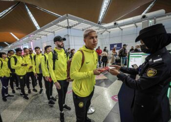 PEMAIN Harimau Malaya menunggu giliran melepasi pemeriksaan keselamatan di Lapangan Terbang Antarabangsa Kuala Lumpur (KLIA), Sepang, semalam. – UTUSAN/FAIZ ALIF ZUBIR