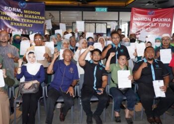 HISHAMUDDIN Hashim bersama sebahagian daripada 123 mangsa menuntut penjelasan daripada pihak berkuasa berkaitan kes penipuan oleh syarikat pengendali umrah ternama.