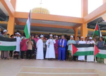 YUNAN ABDUL SAMAD ( tengah ) bersama penduduk menzahirkan solidariti kepada rakyat Palestin di Masjid Jengka 18, Maran, baru-baru ini. – UTUSAN/SALEHUDIN MAT RASAD