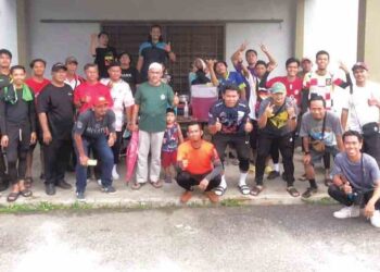 URUSETIA dan penduduk bergambar bersama dengan Pengerusi Persatuan Penduduk Taman Shah Jaya,  Zulkifli Abdul Ghaffar dan Ketua Kampung Batu 10 Cheras,  Napiah Haron selepas perlawanan sepak takraw di Cheras baru baru ini. – Hanifah Nazira Mohamed Hanafiah