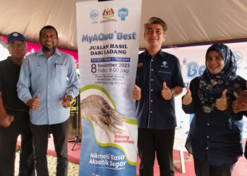 MUHAMMAD FAIZ Fadzil (dua dari kanan) ketika merasmikan Program Jualan MyAQua' Best di Kampung Sebatu, Sungai Rambai, Melaka. - UTUSAN/MUHAMMAD SHAHIZAM TAZALI