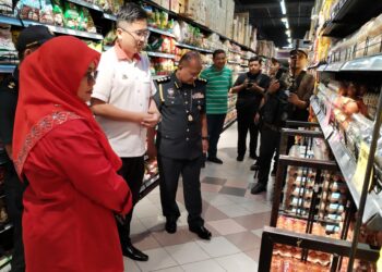 ALLEX SEAH Shoo Chin (tengah) meninjau bekalan telur ayam selepas pelaksanaan SHMMP Deepavali di sebuah pasar raya di Banda Hilir, Melaka. - UTUSAN/AMRAN MULUP