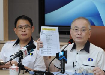 WEE KA SIONG menunjukkan senarai nama barisan baharu kepimpinan MCA Johor dalam sidang akhbar selepas mempengerusikan mesyuarat MCA Johor di Pejabat MCA Johor di Johor Bahru.