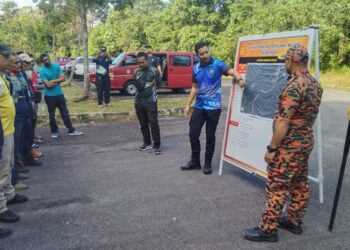 PASUKAN penyelamat melaksanankan SAR bagi menjejaki mangsa di sekitar kawasan peranginan Sungai Sedim di Kulim.