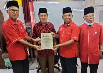 AHMAD MASLAN (dua dari kiri) menyaksikan Othman Jais (dua dari kanan) menyampaikan surat tauliah kepada Ahli Jawatankuasa Veteran UMNO Bahagian Pontian, Pontian.