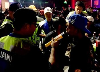 POLIS menahan 24 individu Muslim kerana disyaki minum arak dalam satu operasi di sebuah premis hiburan, di Johor Bahru.