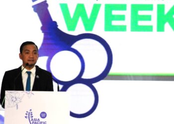 ONN HAFIZ GHAZI berucap pada Persidangan Asia Pacific Climate Week 2023 di Pusat Konvokesyen Antarabangsa Persada Johor, Johor Bahru.