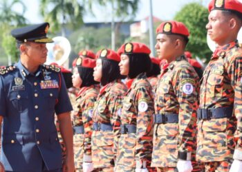NOR HISHAM MOHAMMAD  memeriksa perbarisan seramai 268 Pegawai Bomba Bantuan Siswa (PBBS) Universiti Tun Hussein Onn Malaysia (UTHM) di Batu Pahat.