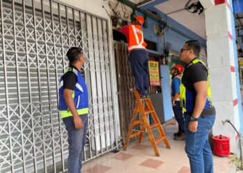 PEKERJA TNB memotong bekalan elektrik di sebuah premis yang disyaki menjalankan aktiviti perjudian di Kota Tinggi.