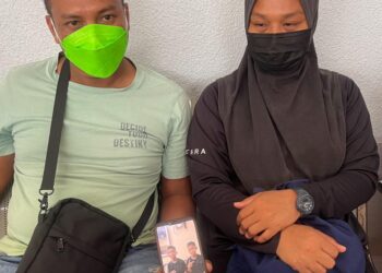 MOHD. KHAIRI Abdul Ghani dan Suhana Samsudin menunjukkan gambar anak mereka, Mohd. Dawisy Zarif (kiri) bersama kembarnya di HPP, George Town, Pulau Pinang, hari ini. - Pix: SITI NUR MAS ERAH AMRAN