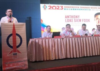 ANTHONY Loke ketika berucap dalam Konvensyen Tahunan Negeri DAP Pulau Pinang 2023, di George Town, Pulau Pinang, hari ini.