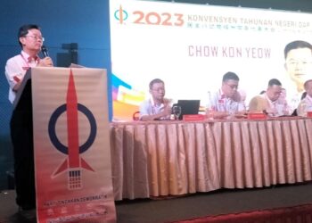 CHOW Kon Yeow ketika berucap pada Konvensyen Tahunan Negeri DAP Pulau Pinang 2023 di George Town, Pulau Pinang hari ini.