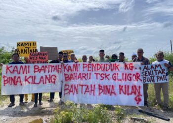 SEKUMPULAN penduduk mengadakan bantahan di kawasan yang didakwa akan dibangunkan dengan sebuah kilang yang berdekatan penempatan mereka di Tasek Gelugor, Pulau Pinang, hari ini. - Pix: SITI NUR MAS ERAH AMRAN