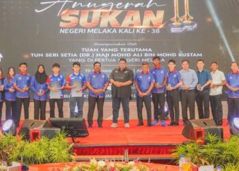 AB. RAUF Yusoh (tengah) bersama barisan atlet pada Anugerah Sukan Negeri Melaka Ke-38 di Ayer Keroh, Melaka.