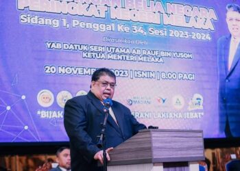 AB. RAUF Yusoh berucap merasmikan Persidangan Majlis Perundingan Belia Negara Peringkat Negeri di sebuah hotel di Banda Hilir, Melaka.
