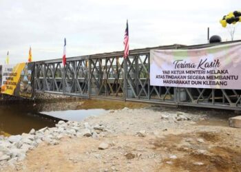 JAMBATAN Bailey di Kampung Setulang Daeng, Klebang, Melaka yang siap dipasang untuk kegunaan sementara penduduk sekitar.