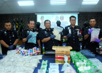 ZAINOL Samah menunjukkan dadah yang dirampas dalam sidang akhbar di IPK Melaka, Bukit Beruang, Melaka. - UTUSAN/AMRAN MULUP