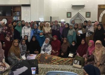 Sebahagian peserta bergambar bersama penceramah undangan Ustazah Ruzeeta Saad selepas berakhirnya program Kursus Pengurusan Jenazah di dewan solat surau berkenaan yang terletak di Cheras, Selangor baru baru ini. – PENYUMBANG/Hanifah Nazira  Mohamed Hanafiah