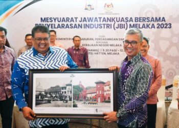 TENGKU ZAFRUL Tengku Abdul Aziz (kanan) bersama Ketua Menteri Melaka, Datuk Seri Ab. Rauf Yusoh pada Mesyuarat JBI Dengan Kerajaan Negeri di sebuah hotel di Banda Hilir, Melaka.