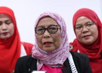 KALSOM Nordin bercakap kepada pemberita selepas Majlis Penyerahan Kutipan Sumbangan Tabung Palestin oleh Wanita UMNO Melaka di Dewan UMNO Hang Tuah Jaya, Bukit Katil, Melaka. - UTUSAN/AMRAN MULUP