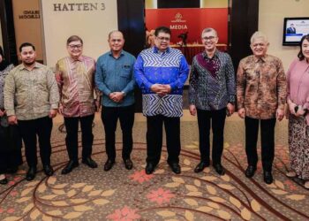 AB. RAUF Yusoh (empat dari kanan) bersama Menteri Pelaburan, Perdagangan dan Industri, Datuk Seri Tengku Zafrul Tengku Abdul Aziz (tiga dari kanan) pada Mesyuarat JBI Dengan Kerajaan Negeri di sebuah hotel di Banda Hilir, Melaka. - UTUSAN/MUHAMMAD SHAHIZAM TAZALI