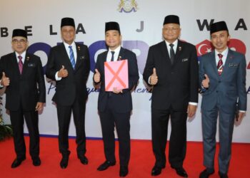 ONN HAFIZ GHAZI (tengah) menunjukkan teks ucapan Belanjawan Johor 2025 yang dibentangkannya pada Sidang DUN Johor di Kota Iskandar, Iskandar Puteri.