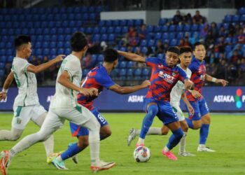 PENYERANG JDT, Bergson Da Silva cuba melepasi barisan  pertahanan Kuching City FC dalam perlawanan Liga Super di Stadium Sultan Ibrahim, Iskandar Puteri.