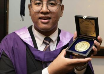 MUHAMAD HAFIZI Mohd. Hanafi menunjukkan anugerah Pingat Emas Canselor yang dianugerahkan kepadanya sempena Upacara Konvokesyen USM kali ke-61 tahun ini.