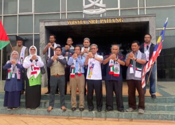 BARISAN wakil pertubuhan bukan kerajaan (NGO) dalam GSPP yang hadir bagi menyerahkan memorandum sembilan tuntutan kepada kerajaan negeri di Wisma Sri Pahang di Kuantan, Pahang. - FOTO/NORHAFIZAN ZULKIFLI