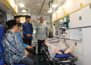 AL-SULTAN ABDULLAH Ri’ayatuddin Al-Mustafa Billah Shah (kanan) melihat kemudahan ambulan pertama YASA untuk kegunaan pesakit buah pinggang selepas merasmikan  Pusat Hemodialisis Yayasan Al-Sultan Abdullah (YASA) di Jerantut, Pahang. - UTUSAN/SALEHUDIN MAT RASAD