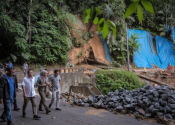 YOUNG Syefura Othman (dua dari kanan) bersama Nik Nazmi Nik Ahmad ketika meninjau laluan ke Janda Baik yang terpaksa ditutup susulan kejadian kepala air dan banjir kilat di Bukit Tinggi.