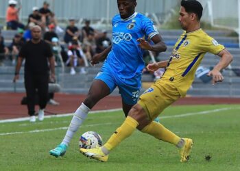 TONGGAK pertahanan SPFC, Mohamad Fadhli Mohd. Shas (kanan) cuba merantai pergerakan pemain Penang FC, Abdeen Abdul dalam aksi Liga Super di Stadium Bandaraya, George Town, Pulau Pinang, petang tadi.
