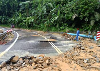 JALAN Pintasan ke Bukit Tinggi di Bentong, Pahanh ditutup kepada semua kenderaan berikutan kerosakan struktur jalan kesan banjir kilat melanda kawasan berkenaan semalam.