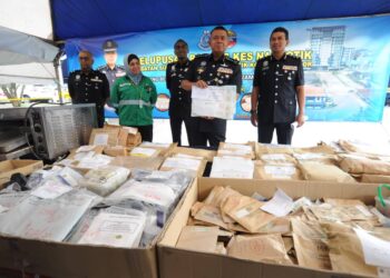 KAMARUL ZAMAN MAMAT menunjukkan sebahagian daripada barang kes yang akan dilupuskan bernilai RM5.43 juta di IPK Johor, Johor Bahru.