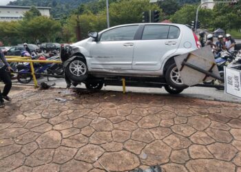 KEADAAN kemalangan melibatkan sebuah kereta Perodua Myvi yang hilang kawalan di lampu isyarat Jalan Bukit Gambir, Pulau Pinang hari ini.