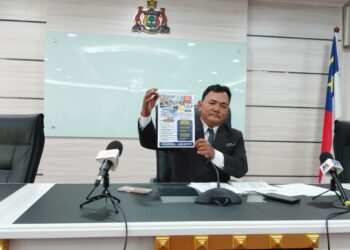 RAHMAD Mariman menunjukkan poster Fast Track SPM 2024 untuk pelajar tahfiz dalam sidang akhbar Sidang DUN Melaka di Seri Negeri di Ayer Keroh, Melaka. - UTUSAN/MUHAMMAD SHAHIZAM TAZALI