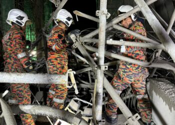 SERAMAI sembilan mangsa dikhuatiri terperangkap selepas sebuah bangunan yang masih dalam pembinaan runtuh dalam kejadian di Bayan Lepas, Pulau Pinang, kira-kira pukul 9.58 malam tadi. - Pic: IHSAN BOMBA