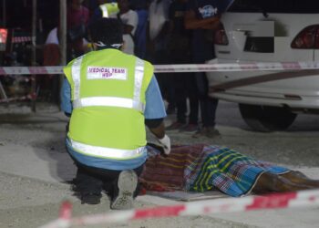 SEKITAR kejadian runtuhan di tapak pembinaan di Batu Maung, Bayan Lepas, Pulau Pinang, malam ini. - Pic: IQBAL HAMDAN