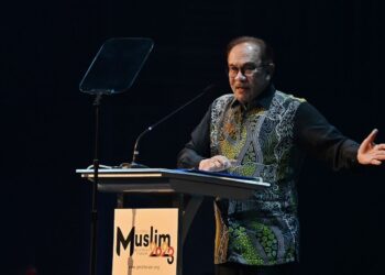 ANWAR Ibrahim ketika berucap pada Majlis Makan Malam Gala sempena perasmian program Global Muslim Business Forum (GMBF) edisi kedua di Pusat Konvensyen Borneo Kuching (BCCK), di Kuching malam ini.