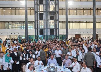 ANWAR Ibrahim (tengah) bergambar kenangan bersama warga kerja Petronas semasa hadir pada Sesi Ramah Mesra Perdana Menteri Bersama Warga Kerja Petronas Pantai Timur di Kompleks Petronas Pantai Timur, Kerteh di Kemaman, Terengganu. - UTUSAN/PUQTRA HAIRRY ROSLI