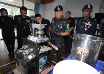 KAMARUL ZAMAN MAMAT melihat mesin memproses dadah jenis ekstasi yang dirampas dalam serbuan di Pasir Gudang di IPD Bandar Seri Alam, Johor Bahru.