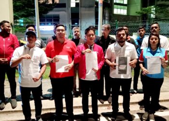 MOHD. TAUFIQ ISMAIL (tengah) menunjukkan salinan laporan polis yang dibuat terhadap Che'gu Bard di IPD Johor Bahru Selatan, Johor Bahru.