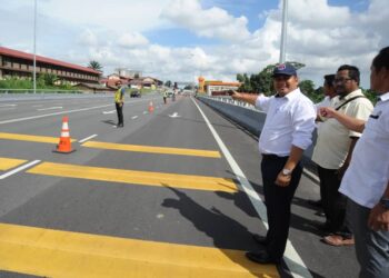MOHAMAD FAZLI MOHAMAD SALLEH (dua dari kanan) menunjukkan Jambatan Sungai Masai di Jalan Masai Lama, Johor Bahru yang sudah beroperasi.