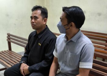 AZIEDY Abd. Talib (kanan) dipenjara sehari dan didenda RM30,000 oleh Mahkamah Sesyen Khas Rasuah Butterworth, Pulau Pinang hari ini, atas tiga pertuduhan menipu seorang wanita berhubung pembekalan peralatan keselamatan tujuh tahun lalu. - Pic; IHSAN SPRM