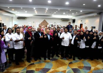 ASMAN MOHD. NAWAWI (tengah) bergambar bersama-sama penjawat awam sempena Kursus Program Transformasi Pembantu Tadbir Cemerlang Perkhidmatan Awam Johor di Hotel Seri Malaysia, Johor Bahru.