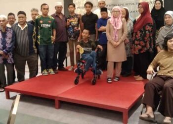 SEBAHAGIAN dari penduduk dan Orang Kurang Upaya (OKU) bergambar kenangan semasa menghadiri program itu di Dewan Bertam Resort, Kepala Batas, Pulau Pinang baru-baru ini.