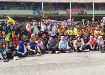 MOHD. Azmi Abdul Hamid (tengah) dan Norila Ismail bergambar kenangan dengan guru-guru dan murid-murid sempena Program Cakna Komuniti 2023 di Sekolah Kebangsaan (SK) Aman Jaya Sungai Petani, Kedah baru-baru ini. – UTUSAN/ABD RAZAK OSMAN
