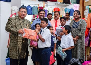 KARIM Tumin (kiri) dan Pengerusi Jawatankuasa Pembangunan Belia, Sukan dan Pertubuhan Bukan Kerajaan (NGO) Melaka, VP. Shanmugam (dua dari kiri) pada Majlis Sumbangan Baju Raya Kepada Pelajar Sekolah Kurang Berkemampuan Sempena Deepavali di Little India, Jalan Bendahara, Melaka. - UTUSAN/SYAFEEQ AHMAD