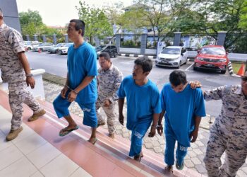TIGA orang lelaki warga Indonesia dibawa ke Mahkamah Sesyen Seremban hari ini bagi didakwa atas pertuduhan melakukan penyeludupan migran melibatkan 26 warga asing di perairan Malaysia pada 4 November lalu.-UTUSAN/MOHD. SHAHJEHAN MAAMIN.